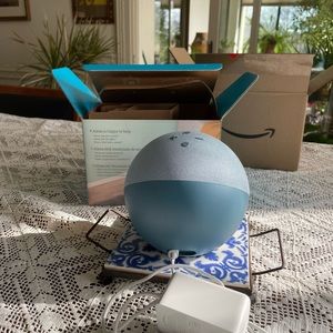 4th generation Echo Alexa. Basically new. All paperwork and packaging.